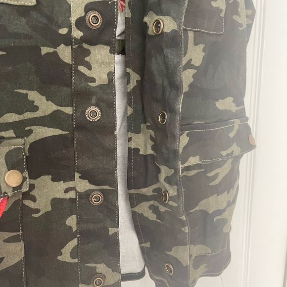 Hip length camo vest, Phoenix embroidery, patch pockets at hip size 2XL - Picture 3 of 14